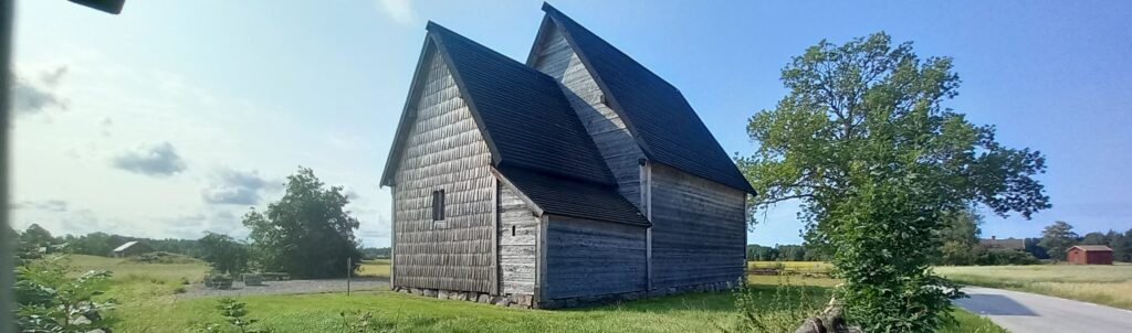 Bild på Södra Råda timmerkyrka i svartvitt